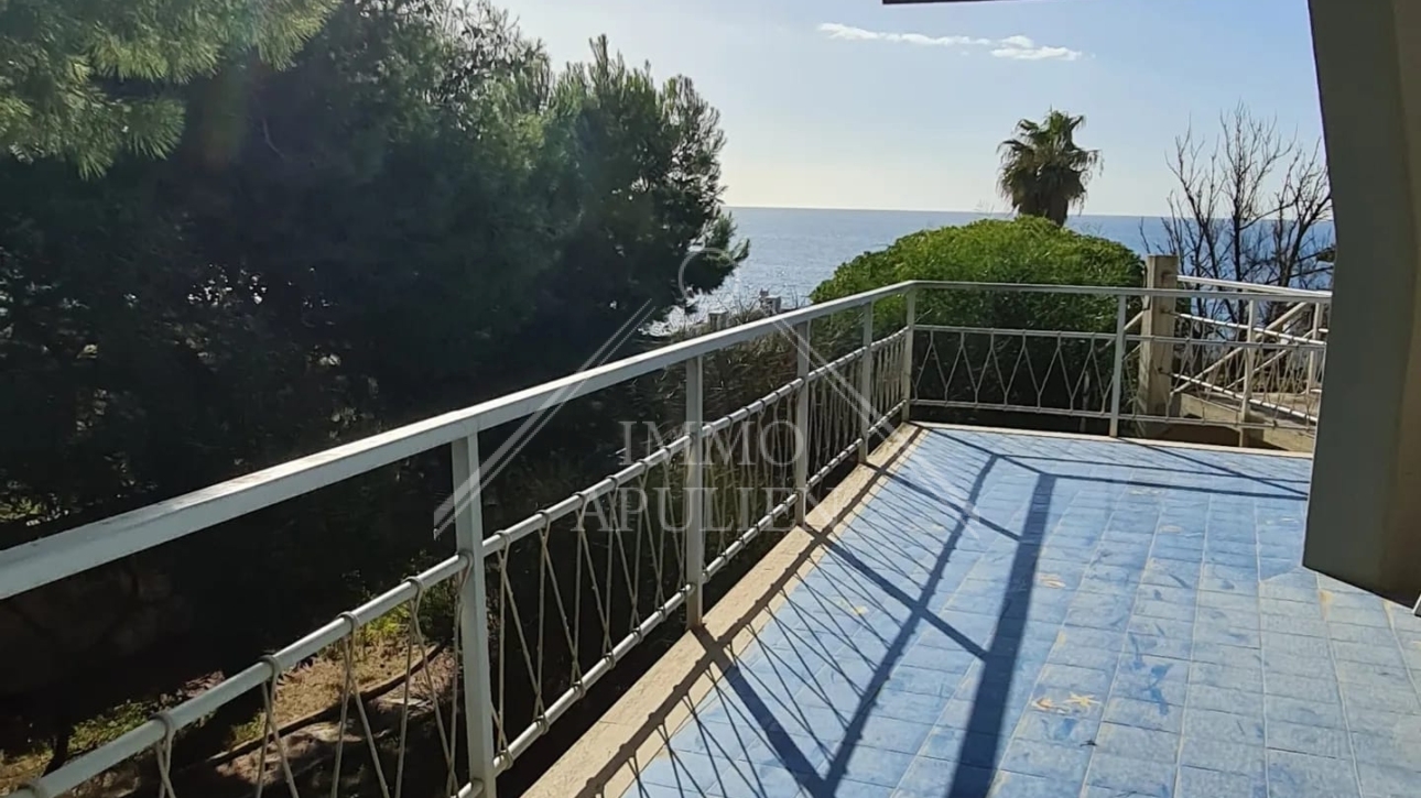 Villa by the Sea !